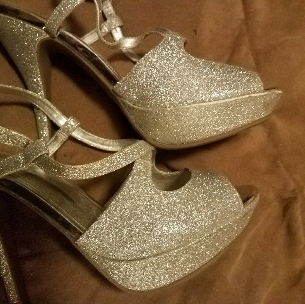 Silver shoes - Picture 2 of 4